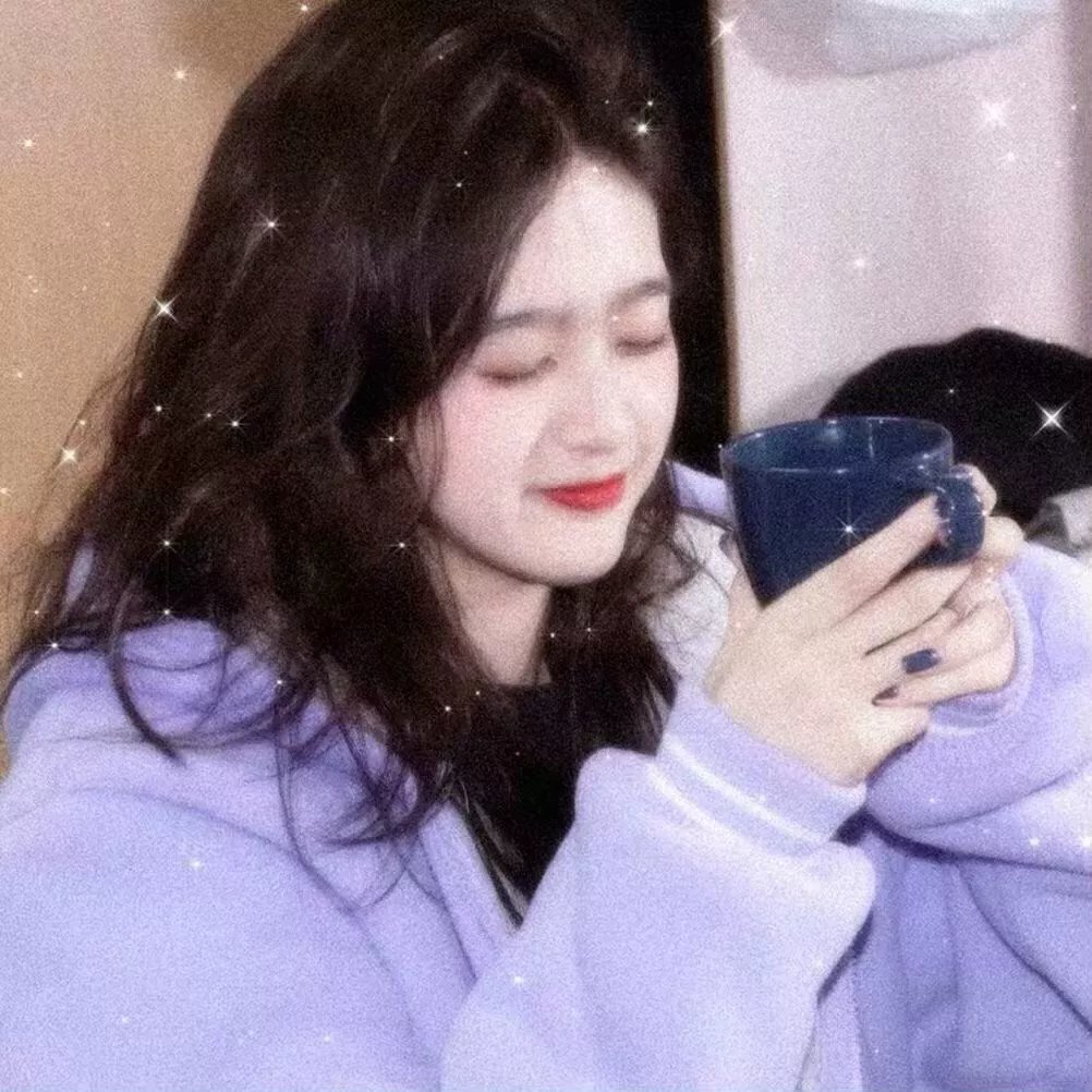 使用下方 20 个影片名，按顺序一一对应，不要改动片名文字，只根据片名和括号内类型提示来虚构全新的故事内容： 致球宝 燃烧的棕榈 霹雳油侠 雪莉2024 乔治娅 杨朵 亲情变奏曲 风流爵士 安魂曲 天呐，太棒了 圣母疯 粉黛迷春 谋杀地下老板 云端美人 黑色安息日轶事第一辑 镜中镜 最危险游戏第一季 假面骑士世界 蜘蛛人再显神通 圣诞礼物
